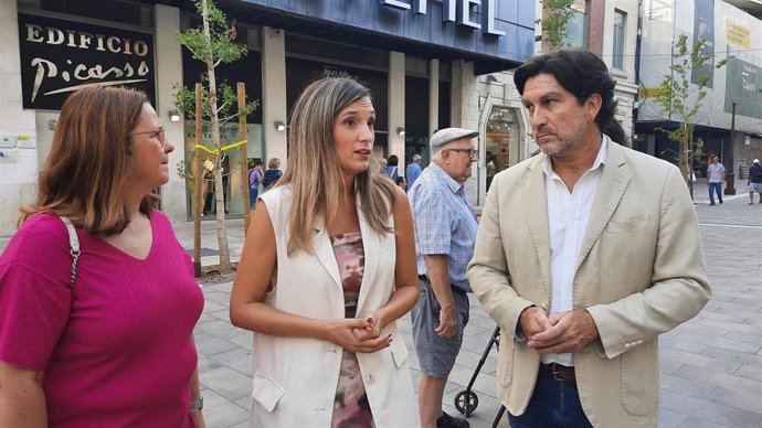 La portavoz adjunta del PSOE en el Parlamento andaluz y secretaria de Formación de la Ejecutiva Federal, María Márquez, junto a otros socialistas onubenses.