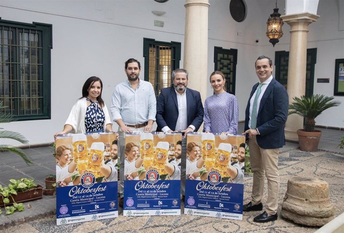 La delegada de Turismo de la Diputación de Córdoba, Narci Ruiz (segunda por la dcha.), en la presentación del Oktoberfest de Lucena.