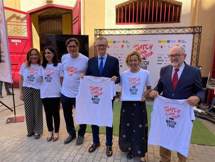 El consejero de Salud, Juan José Pedreño, el coordinador regional de Trasplantes, Ricardo Robles, y la responsable del Plan de Médula Ósea de la ONT, Lola Hernández, en la Plaza de Toros con motivo de la campaña 'Un match por una vida'.