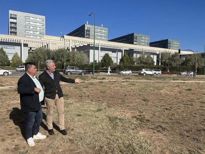 El concejal de Urbanismo, Juan Manuel Manso, y el concejal de Medio Ambiente, Carlos Niño, en su visita a la parcela frente al HUBU.