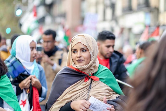 Archivo - Una mujer marcha en una manifestación para exigir el derecho de autodeterminación del pueblo saharaui, en Plaza Santa Ana, a 12 de noviembre de 2022, en Madrid (España). La protesta está organizada por la Coordinadora Estatal de Asociaciones S