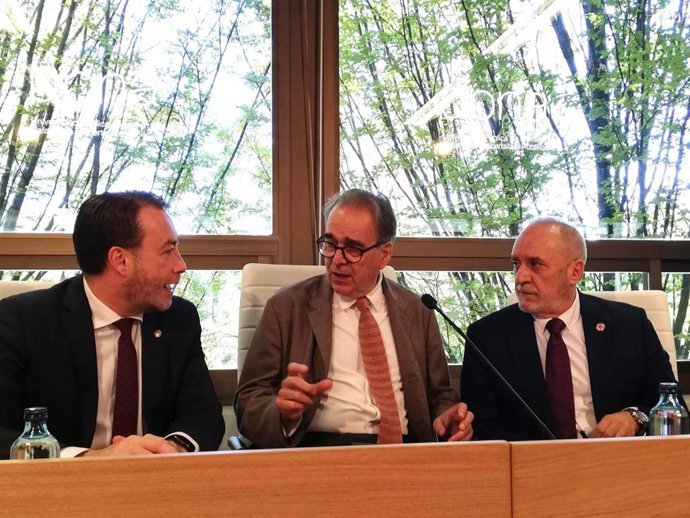 (I-D) El Rector De La UPNA, Ramón Gonzalo, El Ministro De Universidades, Joan Subirats, Y El Consejero De Universidad, Innovación Y Transformación Digital Del Gobierno De Navarra, Juan Cruz Cigudosa