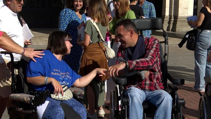 Dos de los participantes en la concentración celebrada en Valladolid en el Día Mundial de la Parálisis Cerebral
