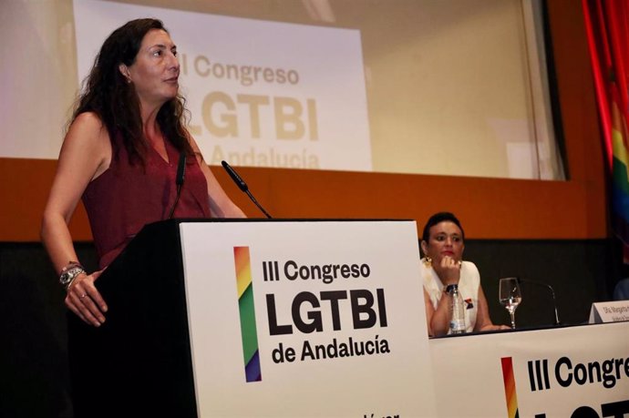 La consejera de Inclusión Social, Juventud, Familias e Igualdad de la Junta de Andalucía, Loles López, inaugura el III Congreso LGTBI de Andalucía, junto con la alcaldesa de Torremolinos, Margarita del Cid