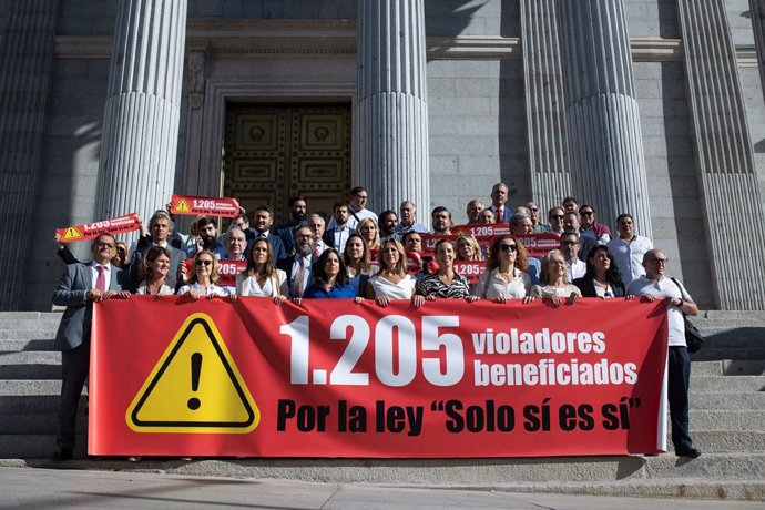 La portavoz de Vox en el Congreso, Pepa Millán, junto a diputados nacionales y autonómicos de la formación y concejales de ayuntamientos de varios municipios de la Comunidad de Madrid, ofrecen declaraciones a los medios de comunicación en el aniversario