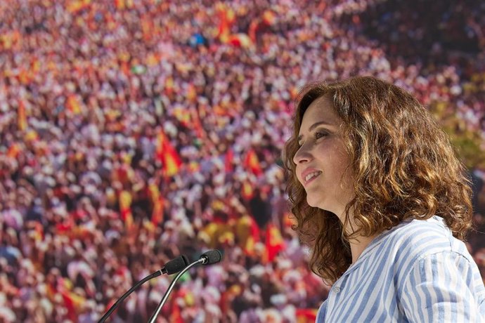 La presidenta de la Comunidad de Madrid, Isabel Díaz Ayuso, durante la manifestación organizada por el PP en la plaza de Felipe II el pasado 24 de septiembre.