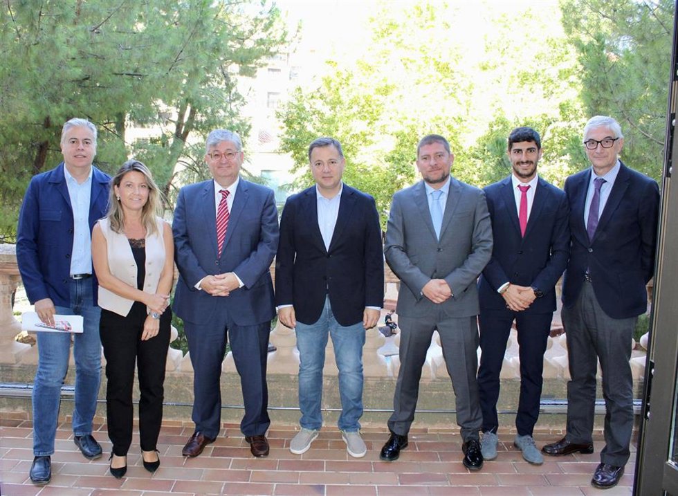 El alcalde de Albacete, Manuel Serrano, mantiene un encuentro con responsables de Stadler.