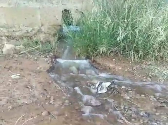 Rotura en el depósito en Peñarroya por el que se vierte agua.