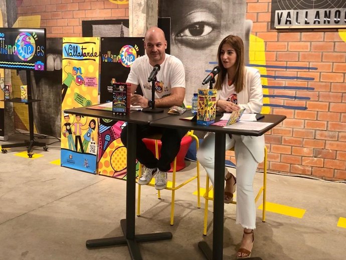 Martín junto a la concejala de Juventud, Carolian del Bosque.