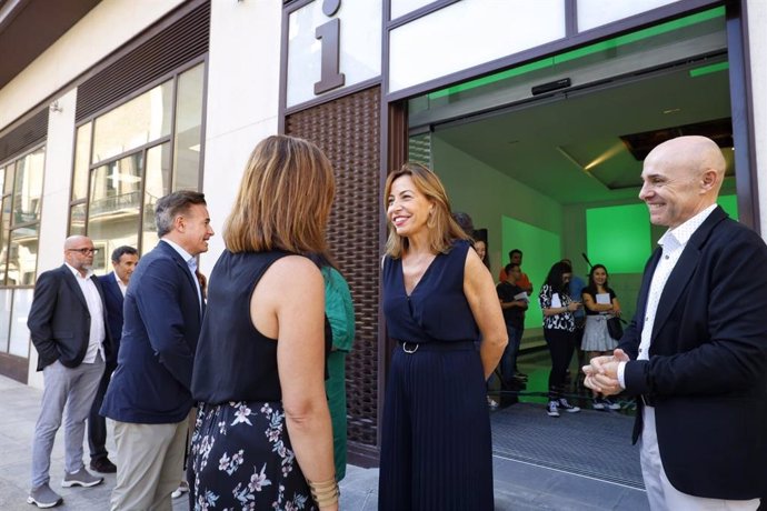 La alcaldesa de Zaragoza, Natalia Chueca, a su llegada al Centro de Visitantes.