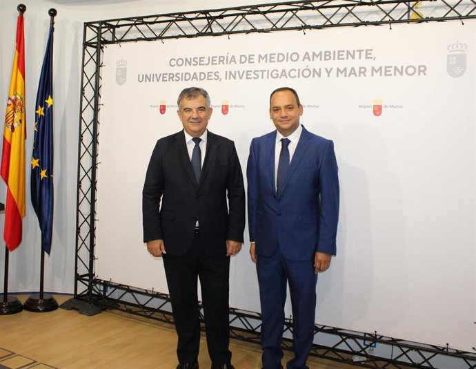 El consejero de Medio Ambiente, Universidades, Investigación y Mar Menor, Juan María Vázquez, en la toma de posesión del director general de Universidades e Investigación, Antonio Caballero