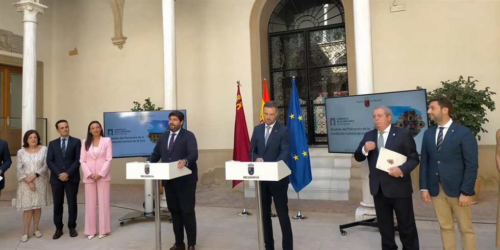 El presidente del Gobierno regional, Fernando López Miras, y el alcalde de Caravaca de la Cruz, José Francisco García, durante la reunión del Patronato de la Fundación Camino de la Cruz celebrada en el Palacio de San Esteban