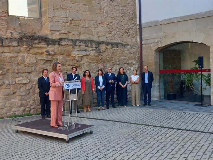La secretaría general del PP, Cuca Gamarra, atiende a los medios de comunicación tras una reunión sobre el lobo en Logroño