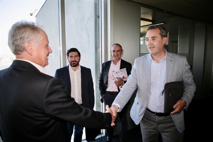 Reunión entre el consejero de Indusrtia, Eduardo Aarasti (izda), y directivos de Reinosa Forgings & Castings