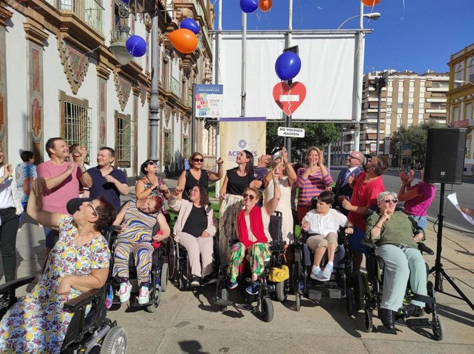 Suelta de globos a las puertas del Palacio de la Merced con motivo del Día Mundial de la Parálisis Cerebral.