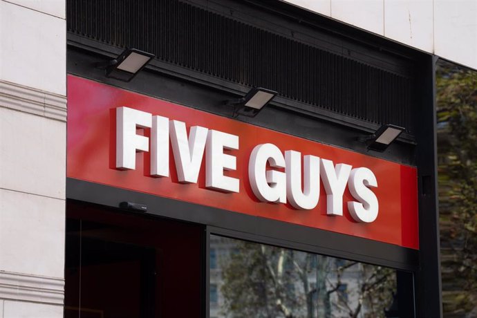 Archivo - Un restaurante de la franquicia Five Guys