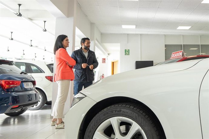 A secretaria xeral do PP, Paula Prado, nunha visita a un concesionario de Santiago.