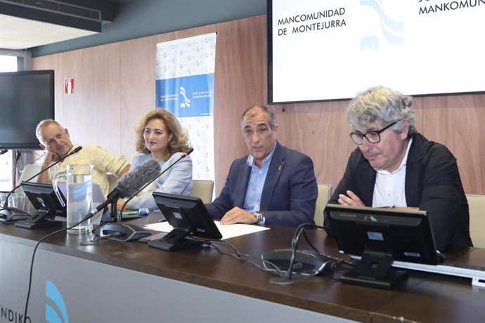 El consejero de Cohesión Territorial del Gobierno de Navarra, Óscar Chivite, junto al resto de participantes en la rueda de prensa