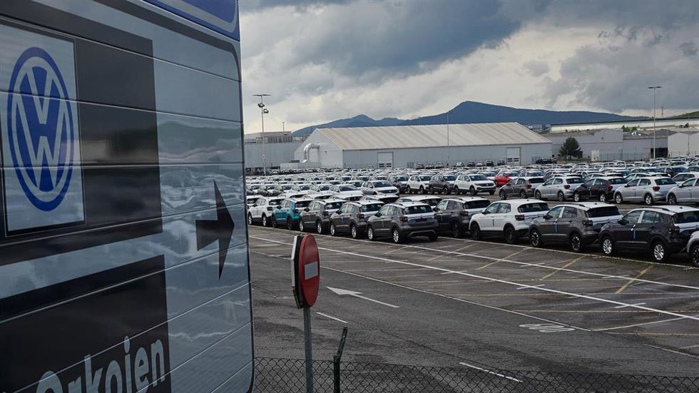 Archivo - Vista de vehículos producidos en la fábrica de Volkswagen Navarra