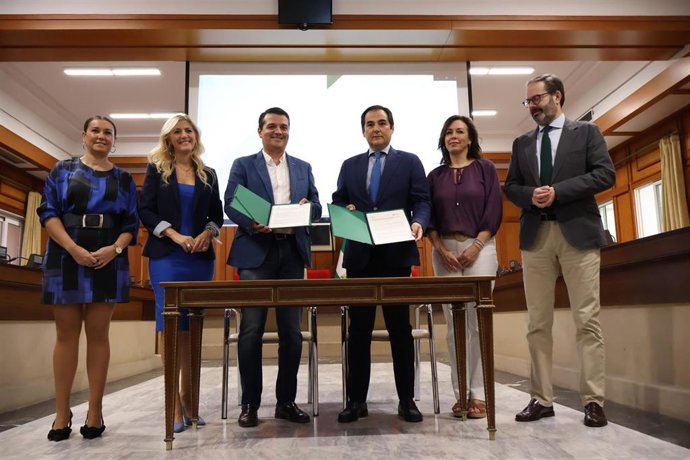 Bellido y Nieto muestran el convenio que han firmado.