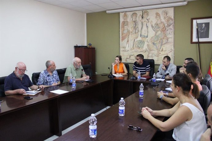 El coordinador de IU Andalucía y diputado de Sumar en el Congreso, Toni Valero, se reúne con la Plataforma Sanitaria Sierra Sur en Casariche (Sevilla).
