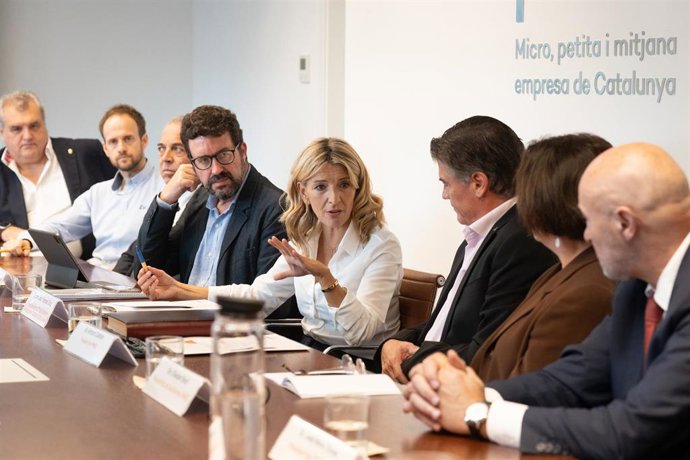 La líder de Sumar, vicepresidenta y ministra de Trabajo y Economía Social en funciones, Yolanda Díaz (c), durante una reunión con el presidente de Pimec, Antoni Cañete (3d), a 6 de octubre de 2023, en Barcelona, Catalunya (España). 