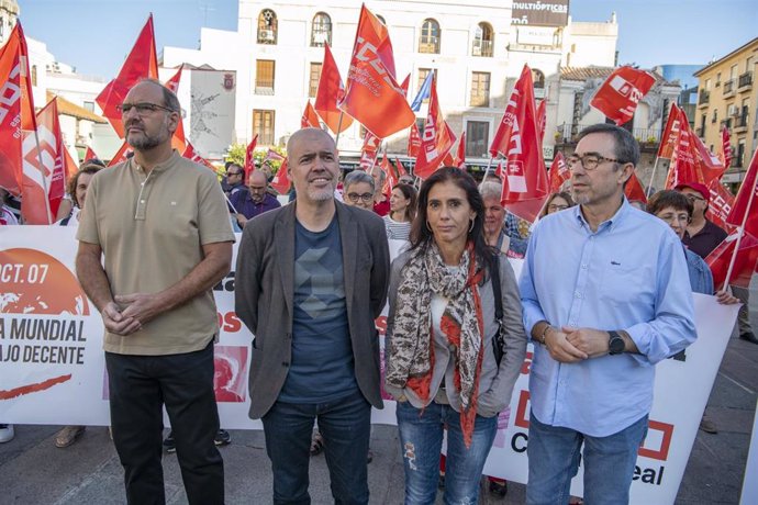El líder de CCOO participa en Ciudad Real en la concentración convocada por el sindicato para conmemorar la Jornada Mundial del Trabajo Decente.