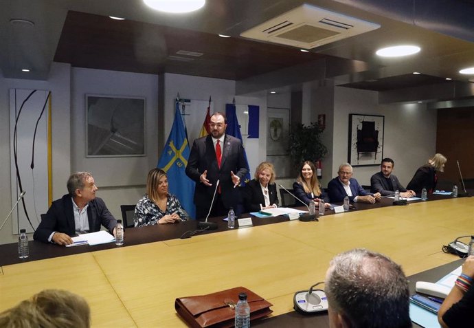 El Presidente del Principado, Adrián Barbón, visita a los miembros del Consejo de Comunidades Asturianas.
