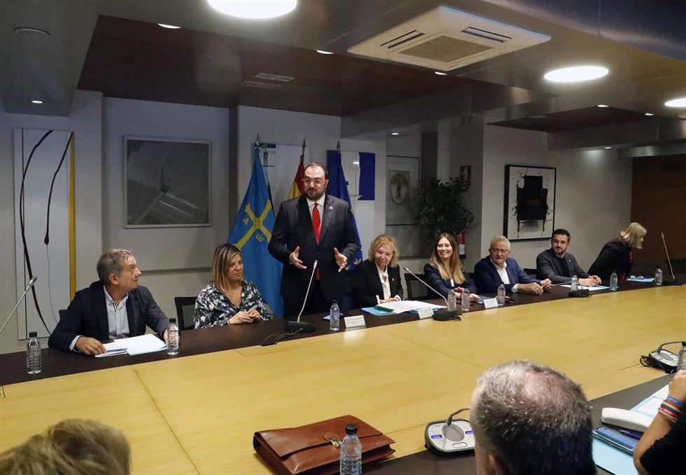 El Presidente del Principado, Adrián Barbón, visita a los miembros del Consejo de Comunidades Asturianas.