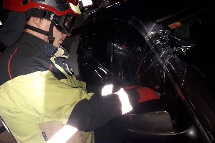 Imagen de la intervención de los servicios de emergencias al extraer al bebé atrapado