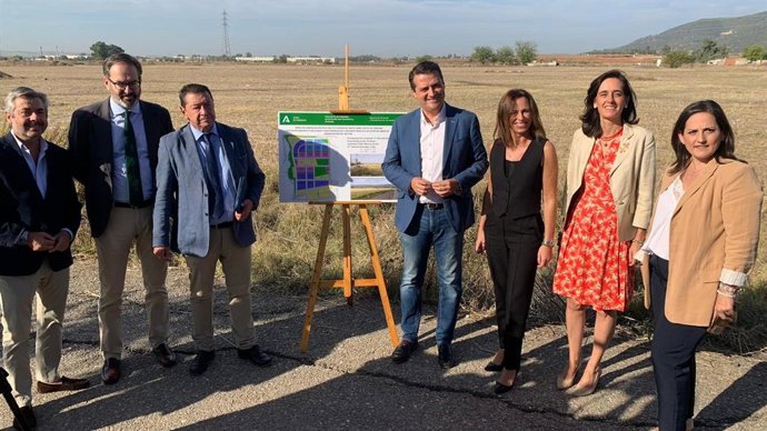 José María Bellido y Rocío Díaz (dcha. Del mapa), junto a Rocío Díaz y otras autoridades.