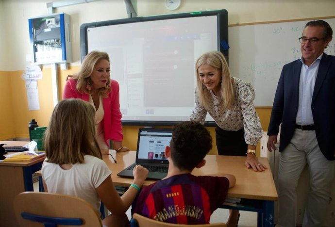 Las consejeras de Desarrollo Educativo y Formación Profesional, Patricia del Pozo, y de Economía, Hacienda y Fondos Europeos, Carolina España, junto con el delegado territorial Miguel Briones hacen entrega de dispositivos digitales