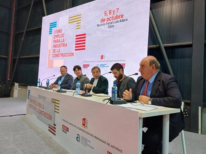 El consejero de Ciencia, Empresas, Formación y Empleo del Principado de Asturias, Borja Sánchez (segundo por la izda), participa en una mesa redonda del I Foro de Empleo de la Construcción, en el recinto ferial gijonés 'Luis Adaro'.
