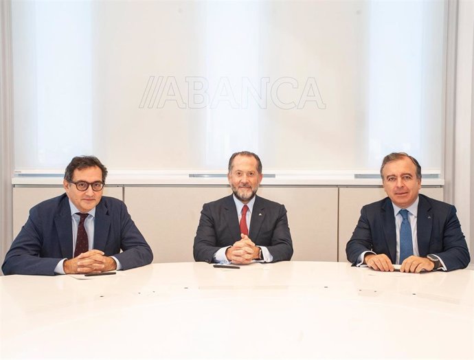 De izq a dcha: El consejero delegado adjunto de BFCM, Alexandre Saada, y el presidente y el consejero delegadode Abanca, Juan Carlos Escotet y Francisco Botas, respectivamente, a 6 de octubre de 2023, en Madrid.