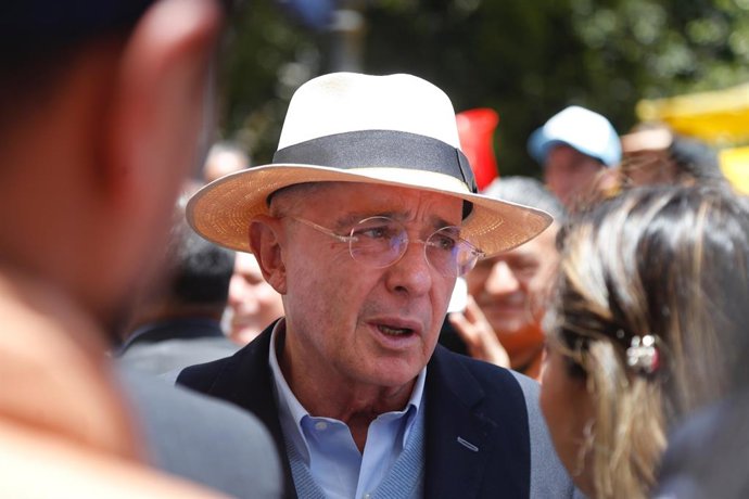 Bogotá. Octubre 2 de 2023. El expresidente Álvaro Uribe Velez acompaña a algunos candidatos por el partido Centro Democrático en campaña política por las elecciones regionales en el centro de Bogota. (Colprensa - Lina Gasca)