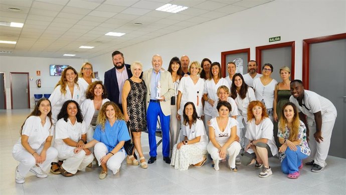 El médico jubilado Joan Mir recibe un homenaje en el Centro de Salud Martí Serra tras 27 años y medio de servicio.