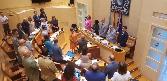 El pleno del Ayuntamiento de Segovia, a primera hora de la mañana, escucha el himno de la ciudad antes de comenzar el orden del día.