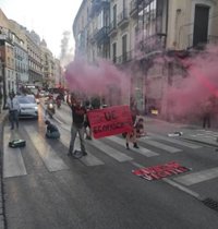 Dos detenidos en una acción contra la cumbre de Granada en la que se pegaron al suelo cortando el tráfico