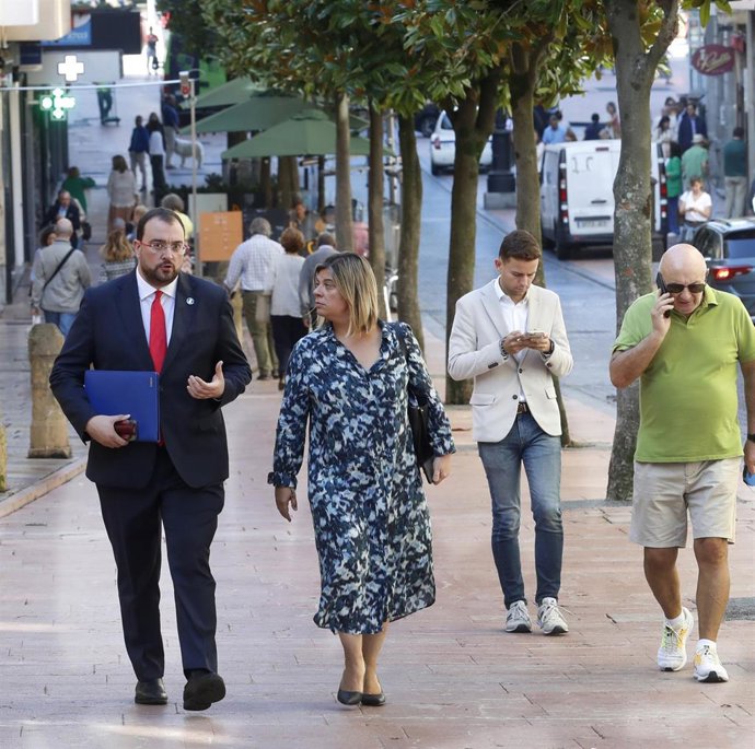 El presidente del Principado, Adrián Barbón y la vicepresidenta, Gimena Llamedo.