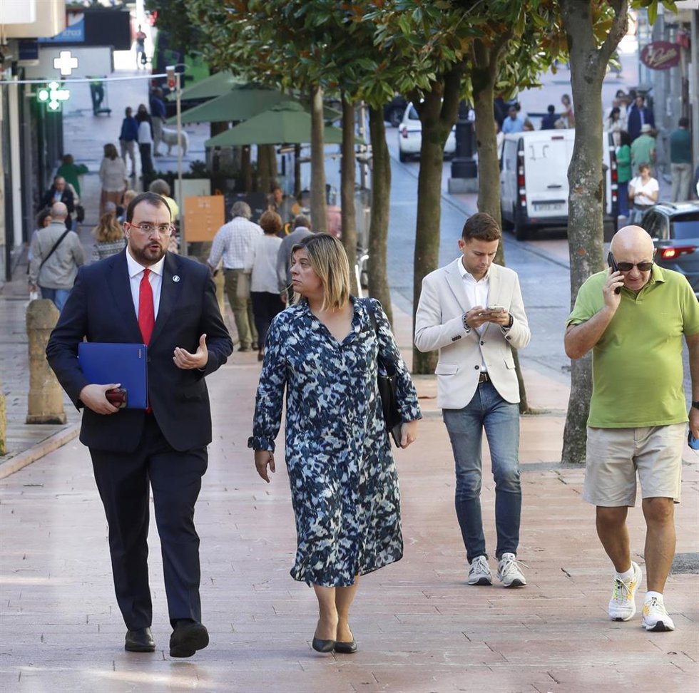 El presidente del Principado, Adrián Barbón y la vicepresidenta, Gimena Llamedo.