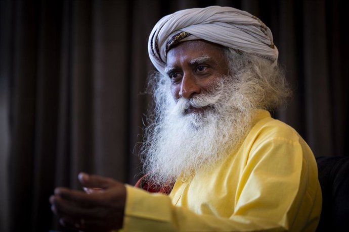 El yogui, místico y líder ecologista indio Sadhguru posa para Europa Press durante una entrevista en Madrid.