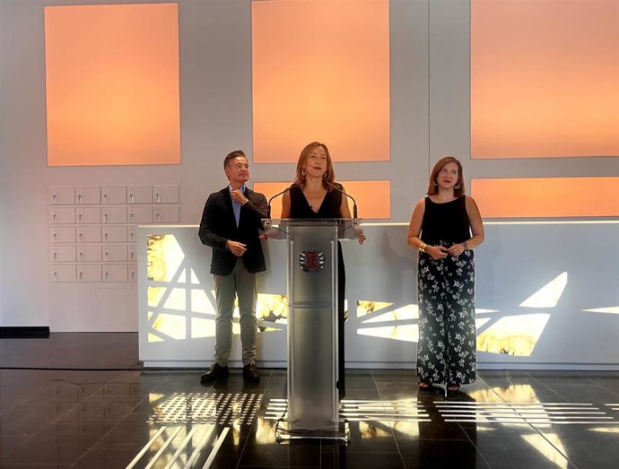 La alcaldesa de Zaragoza, Natalia Chueca, junto a los consejeros municipales de Urbanismo, Víctor Serrano, y de Cultura, Educación y Turismo, Sara Fernández, en el nuevo Centro de Visitantes de Zaragoza.