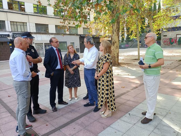 El alcalde de Cáceres, Rafael Mateos, así como concejales y miembros de la junta directiva de la AAVV La Madrila-Peña del Cura