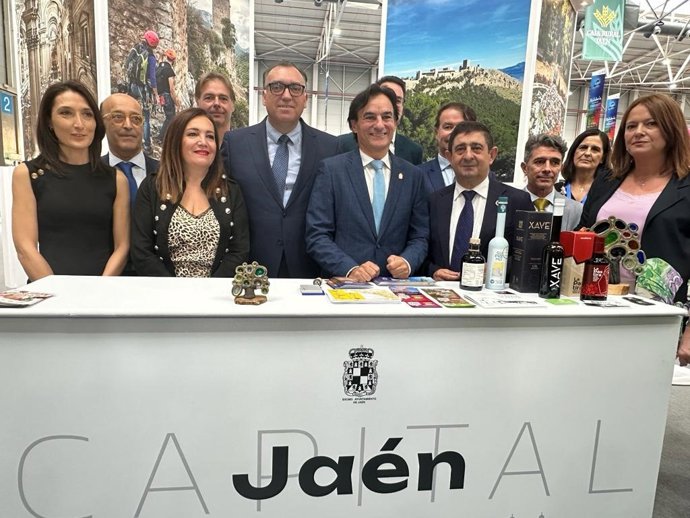 González (c), en el expositor de Jaén en Tierra Adentro.