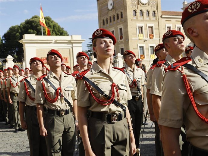 La princesa Leonor recibe el sable de cadete en la Academia de Zaragoza