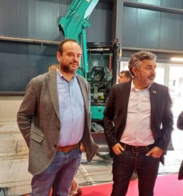 El consejero de Fomento, Cooperación Local y Prevención de Incendios, Alejandro Calvo (dcha), junto al secretario general de MCA - UGT de Asturias, Jenaro Martínez, en el I Foro Empleo de la Industria de la Construcción, en el recinto ferial 'Luis Adaro