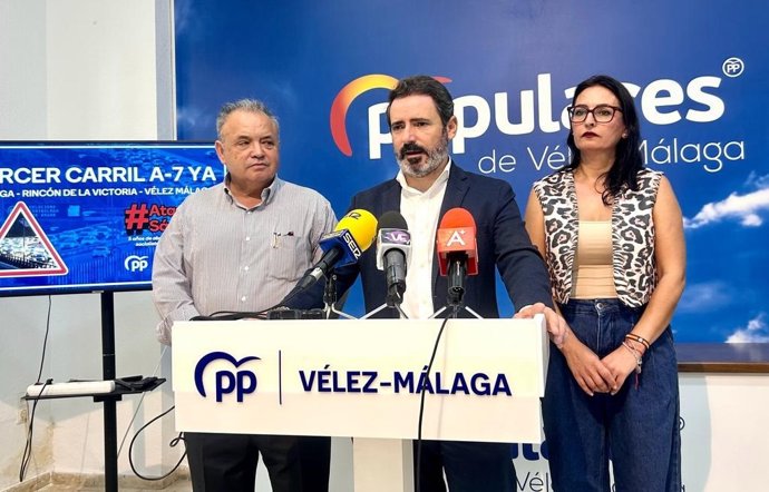 El secretario general del PP de Málaga, José Ramón Carmona, ha anunciado que la formación política va a iniciar una recogida de firmas en los próximos días "para exigir al Gobierno central el tercer carril de la A-7 entre Vélez-Málaga y la capital".