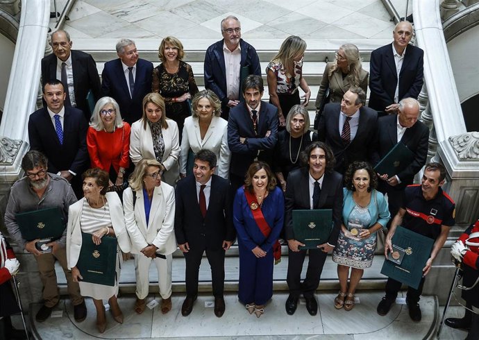 Foto de familia de los premiados durante el acto de entrega de Honores y Distinciones de la Ciudad de Valncia, a 6 de octubre de 2023, en Valncia