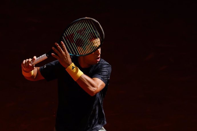 Archivo - Jaume Munar of Spain in action against Daniel Altaimer of Germany during the Mutua Madrid Open 2023 celebrated at Caja Magica on May 02, 2023 in Madrid, Spain.