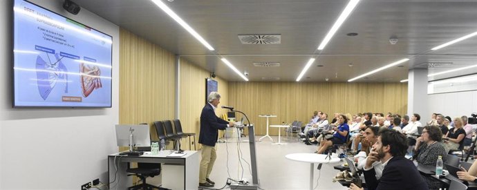 El doctor Ángel Cotorro durante una de las ponencias ofrecida en las jornadas.